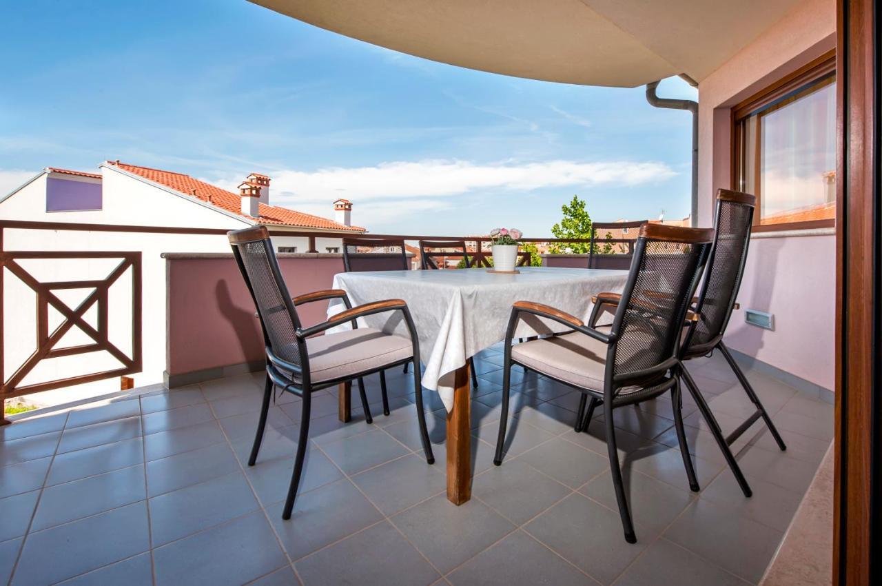 Apartments And Rooms Camaiore Rovinj Exterior foto