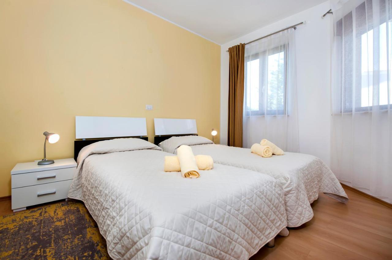 Apartments And Rooms Camaiore Rovinj Exterior foto
