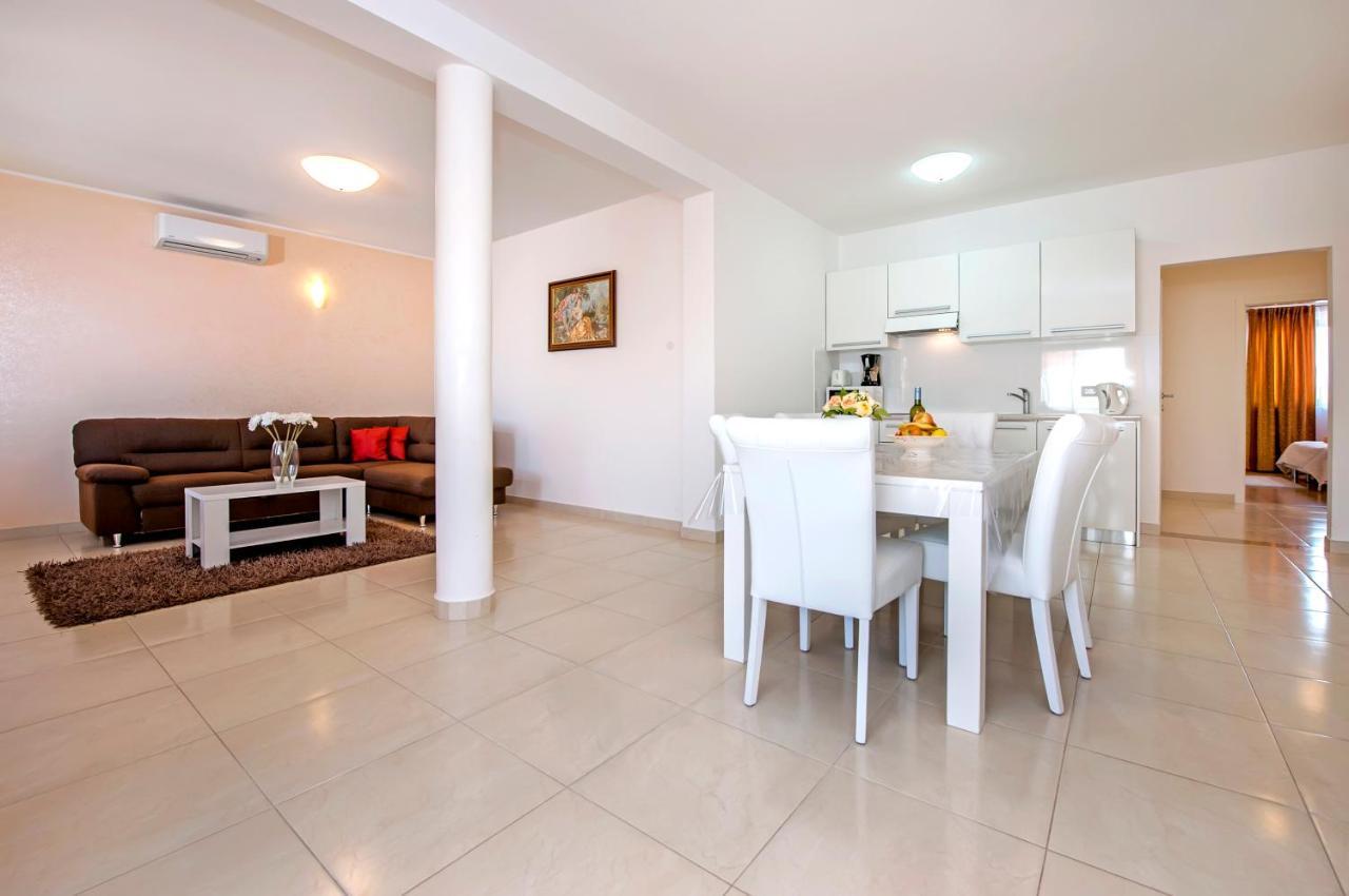Apartments And Rooms Camaiore Rovinj Exterior foto